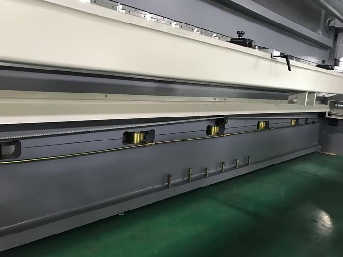 China Yawei 6m metal bending machine Manual hydraulic  anti deflection table 125T press brake